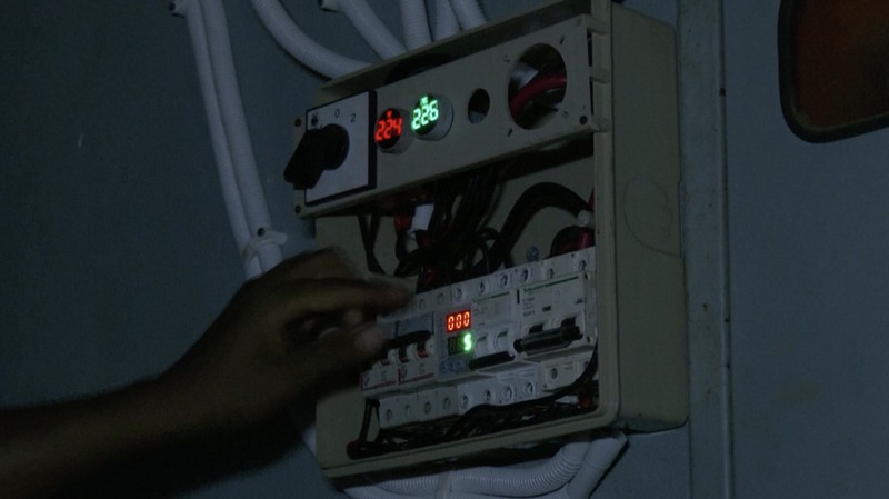 Seorang pekerja memuat panel surya ke kendaraan, di luar toko di pasar yang menjual barang-barang elektronik di Karachi, Pakistan 11 Juni 2024. (REUTERS/Akhtar Soomro)