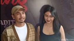 Ariel Tatum-Raditya Dika Bicara soal Adegan Ranjang hingga Merokok