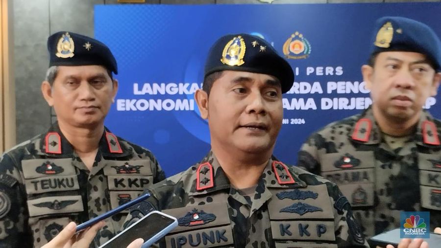 Direktur Jenderal Pengawasan Sumber Daya Kelautan dan Perikanan (PSDKP) Pung Nugroho Saksono memberikan keterangan kepada wartawan, Jumat (14/6/2024). (CNBC Indonesia/Zefanya Aprillia)