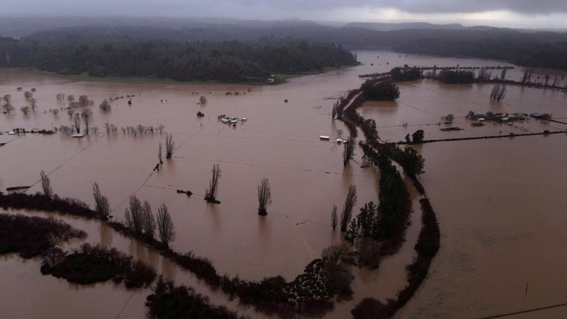 Foto udara menampilkan banjir akibat hujan lebat di Ramadillas, Chili, Kamis (13/6/2024). (REUTERS/Juan Gonzalez)
