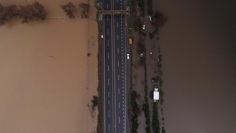 Foto udara menampilkan banjir akibat hujan lebat di Ramadillas, Chili, Kamis (13/6/2024). (REUTERS/Juan Gonzalez)