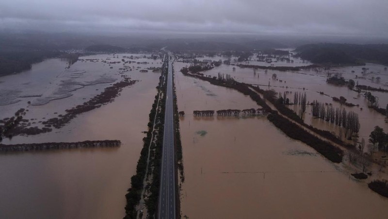 Foto udara menampilkan banjir akibat hujan lebat di Ramadillas, Chili, Kamis (13/6/2024). (REUTERS/Juan Gonzalez)
