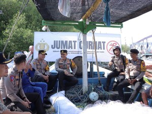 Polres Lamongan Gelar Jumat Curhat Bersama Pak Bhabin di Pelabuhan Sedayu