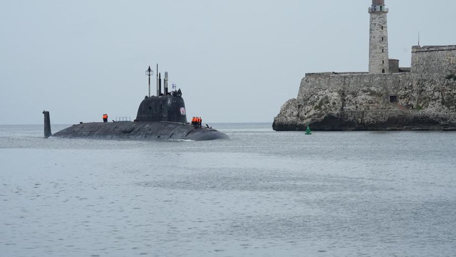 Kapal fregat Rusia Laksamana Gorshkov memasuki teluk Havana, Kuba, Rabu (12/6/2024). (REUTERS/Alexandre Meneghini)