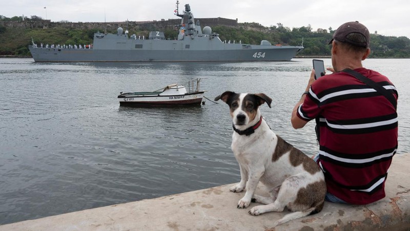 Kapal fregat Rusia Laksamana Gorshkov memasuki teluk Havana, Kuba, Rabu (12/6/2024). (REUTERS/Alexandre Meneghini)