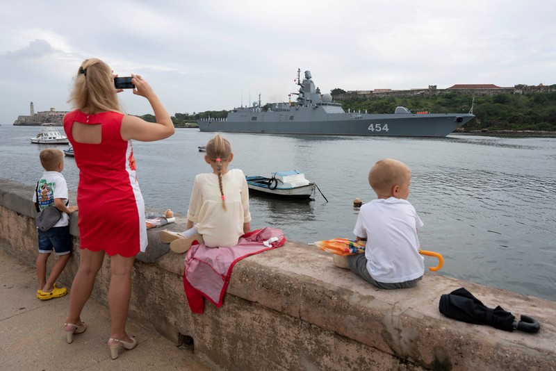 Kapal fregat Rusia Laksamana Gorshkov memasuki teluk Havana, Kuba, Rabu (12/6/2024). (REUTERS/Alexandre Meneghini) Kapal fregat Rusia Laksamana Gorshkov memasuki teluk Havana, Kuba, Rabu (12/6/2024). (REUTERS/Alexandre Meneghini)