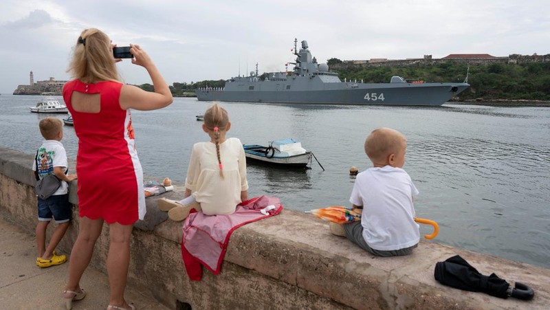 Kapal fregat Rusia Laksamana Gorshkov memasuki teluk Havana, Kuba, Rabu (12/6/2024). (REUTERS/Alexandre Meneghini)
