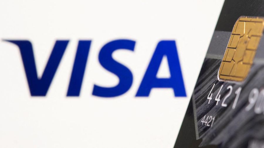 Kartu kredit dan logo visa. (REUTERS/Dado Ruvic/Illustration/File Photo)