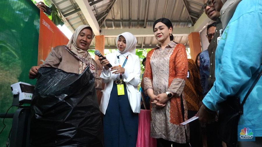 Kepala Eksekutif Pengawas Perilaku Pelaku Usaha Jasa Keuangan, Edukasi dan Pelindungan Konsumen Otoritas Jasa Keuangan (OJK) Friderica Widyasari Dewi meninjau bank sampah pusat pengelolahan sampah organik dapur dengan maggot di kawasan perumahan di Bantar Gebang, Sumur Batu, Bekasi, Jawa Barat, Jumat (14/6/2024). (CNBC Indonesia/Muhammad Sabki)