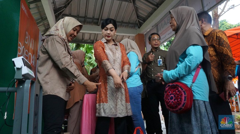 Kepala Eksekutif Pengawas Perilaku Pelaku Usaha Jasa Keuangan, Edukasi dan Pelindungan Konsumen Otoritas Jasa Keuangan (OJK) Friderica Widyasari Dewi meninjau bank sampah pusat pengelolahan sampah organik dapur dengan maggot di kawasan perumahan di Bantar Gebang, Sumur Batu, Bekasi, Jawa Barat, Jumat (14/6/2024). (CNBC Indonesia/Muhammad Sabki) Kepala Eksekutif Pengawas Perilaku Pelaku Usaha Jasa Keuangan, Edukasi dan Pelindungan Konsumen Otoritas Jasa Keuangan (OJK) Friderica Widyasari Dewi meninjau bank sampah pusat pengelolahan sampah organik dapur dengan maggot di kawasan perumahan di Bantar Gebang, Sumur Batu, Bekasi, Jawa Barat, Jumat (14/6/2024). (CNBC Indonesia/Muhammad Sabki)