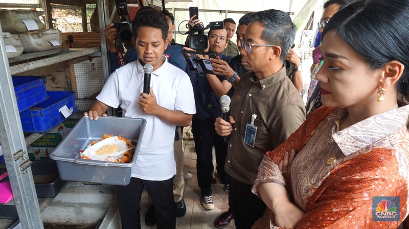 Kepala Eksekutif Pengawas Perilaku Pelaku Usaha Jasa Keuangan, Edukasi dan Pelindungan Konsumen Otoritas Jasa Keuangan (OJK) Friderica Widyasari Dewi meninjau bank sampah pusat pengelolahan sampah organik dapur dengan maggot di kawasan perumahan di Bantar Gebang, Sumur Batu, Bekasi, Jawa Barat, Jumat (14/6/2024). (CNBC Indonesia/Muhammad Sabki) Kepala Eksekutif Pengawas Perilaku Pelaku Usaha Jasa Keuangan, Edukasi dan Pelindungan Konsumen Otoritas Jasa Keuangan (OJK) Friderica Widyasari Dewi meninjau bank sampah pusat pengelolahan sampah organik dapur dengan maggot di kawasan perumahan di Bantar Gebang, Sumur Batu, Bekasi, Jawa Barat, Jumat (14/6/2024). (CNBC Indonesia/Muhammad Sabki)