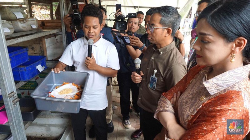 Kepala Eksekutif Pengawas Perilaku Pelaku Usaha Jasa Keuangan, Edukasi dan Pelindungan Konsumen Otoritas Jasa Keuangan (OJK) Friderica Widyasari Dewi meninjau bank sampah pusat pengelolahan sampah organik dapur dengan maggot di kawasan perumahan di Bantar Gebang, Sumur Batu, Bekasi, Jawa Barat, Jumat (14/6/2024). (CNBC Indonesia/Muhammad Sabki)