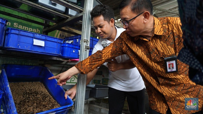 Kepala Eksekutif Pengawas Perilaku Pelaku Usaha Jasa Keuangan, Edukasi dan Pelindungan Konsumen Otoritas Jasa Keuangan (OJK) Friderica Widyasari Dewi meninjau bank sampah pusat pengelolahan sampah organik dapur dengan maggot di kawasan perumahan di Bantar Gebang, Sumur Batu, Bekasi, Jawa Barat, Jumat (14/6/2024). (CNBC Indonesia/Muhammad Sabki) Kepala Eksekutif Pengawas Perilaku Pelaku Usaha Jasa Keuangan, Edukasi dan Pelindungan Konsumen Otoritas Jasa Keuangan (OJK) Friderica Widyasari Dewi meninjau bank sampah pusat pengelolahan sampah organik dapur dengan maggot di kawasan perumahan di Bantar Gebang, Sumur Batu, Bekasi, Jawa Barat, Jumat (14/6/2024). (CNBC Indonesia/Muhammad Sabki)