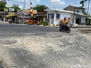Warga Ngeluh Jalan Kapten Muslim Medan Banyak Lubang, Berharap Diperbaiki