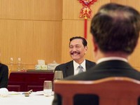 Terbang ke China, Luhut Jualan Proyek Baterai Listrik & Ekspor Durian