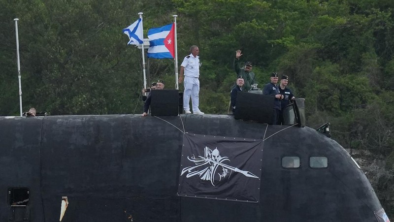 Kapal fregat Rusia Laksamana Gorshkov memasuki teluk Havana, Kuba, Rabu (12/6/2024). (REUTERS/Alexandre Meneghini)