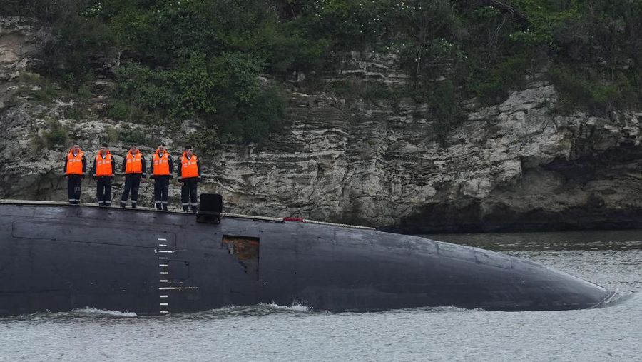 Kapal fregat Rusia Laksamana Gorshkov memasuki teluk Havana, Kuba, Rabu (12/6/2024). (REUTERS/Alexandre Meneghini)