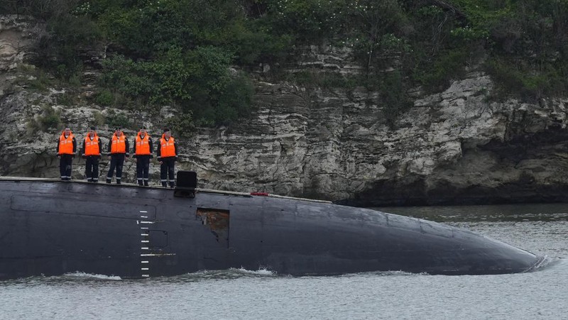Kapal fregat Rusia Laksamana Gorshkov memasuki teluk Havana, Kuba, Rabu (12/6/2024). (REUTERS/Alexandre Meneghini)