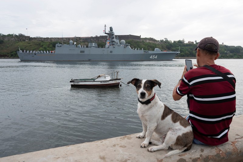 Kapal fregat Rusia Laksamana Gorshkov memasuki teluk Havana, Kuba, Rabu (12/6/2024). (REUTERS/Alexandre Meneghini) Kapal fregat Rusia Laksamana Gorshkov memasuki teluk Havana, Kuba, Rabu (12/6/2024). (REUTERS/Alexandre Meneghini)