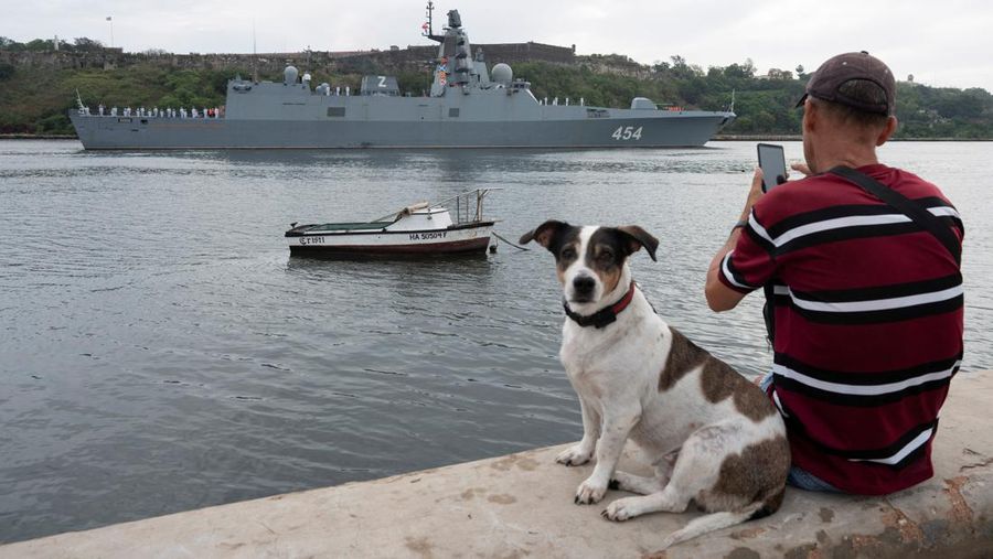 Kapal fregat Rusia Laksamana Gorshkov memasuki teluk Havana, Kuba, Rabu (12/6/2024). (REUTERS/Alexandre Meneghini)