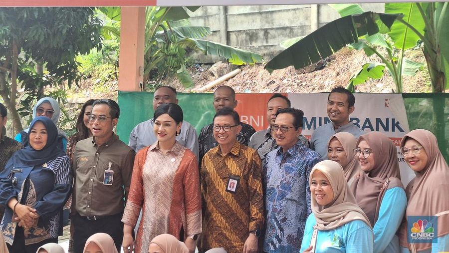 Pengukuhan TPAKD Kota Bekasi dan Edukasi Keuangan bagi Masyarakat Peduli Lingkungan Bantar Gebang