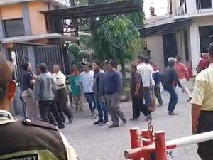 Sekelompok Pria Jebol Gerbang Kampus di Mojokerto, Polisi Turun Tangan