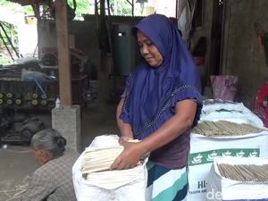 Senyum Semringah Perajin Tusuk Sate Cuan Puluhan Juta Jelang Idul Adha