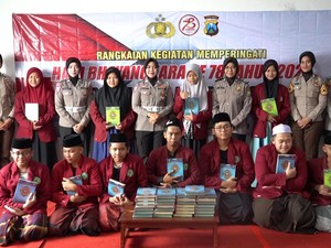 Dukung Pendidikan Anak, Polwan Polres Mojokerto Kota Bagikan Al-Quran