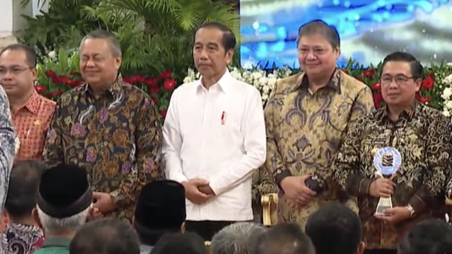 Presiden Joko Widodo saat menghadiri rakornas pengendalian inflasi tahun 2024 di Istana Negara, Jakarta, Jumat (14/6/2024). (YouTube/Sekretariat Presiden)