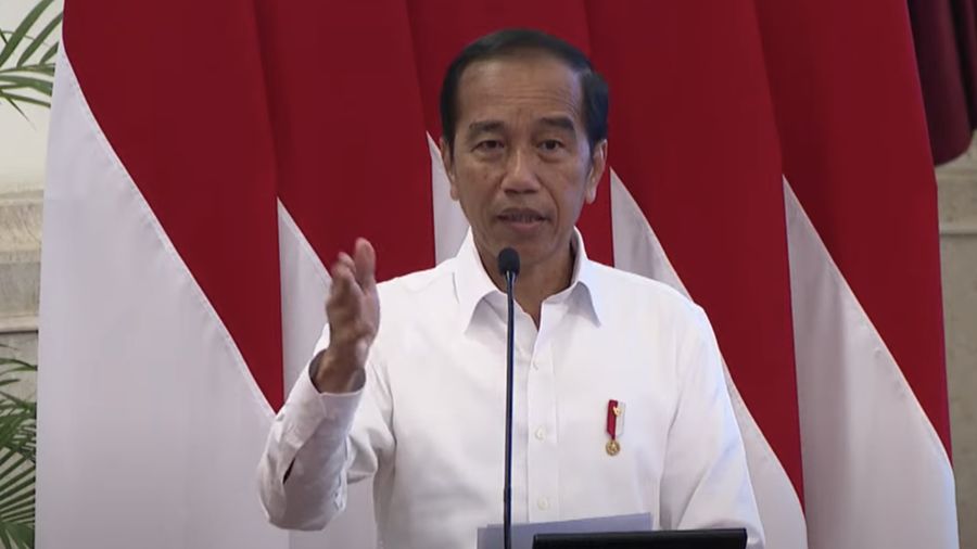 Presiden Joko Widodo saat menghadiri rakornas pengendalian inflasi tahun 2024 di Istana Negara, Jakarta, Jumat (14/6/2024). (YouTube/Sekretariat Presiden)