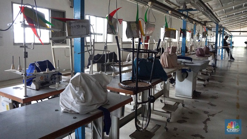 Suasana kondisi ribuan alat mesin jahit yang ditutup kain dan tidak terpakai pada salah satu pabrik garmen di kawasan Cilengsi, Kabupaten Bogor, Jawa Barat, Kamis (13/6/2024). (CNBC Indonesia/Muhammad Sabki)