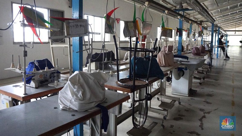 Suasana kondisi ribuan alat mesin jahit yang ditutup kain dan tidak terpakai pada salah satu pabrik garmen di kawasan Cilengsi, Kabupaten Bogor, Jawa Barat, Kamis (13/6/2024). (CNBC Indonesia/Muhammad Sabki)