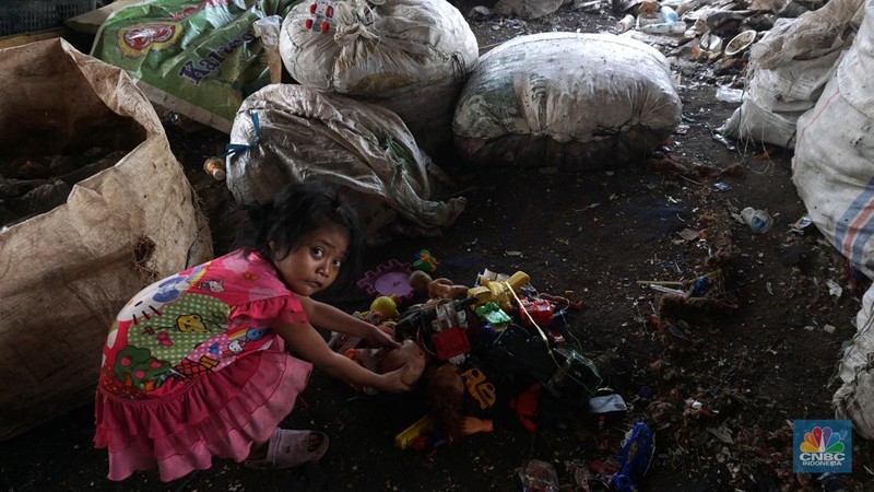 Tempat Pengelolaan Sampah Terpadu (TPST) Bantar Gebang, di Bekasi, Jawa Barat, Jumat (14/6/2024). (վ/Muhammad Sabki)