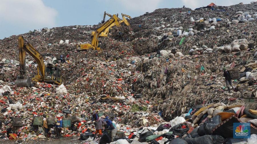 Tempat Pengelolaan Sampah Terpadu (TPST) Bantar Gebang, di Bekasi, Jawa Barat, Jumat (14/6/2024). (²©²ÊÍøÕ¾/Muhammad Sabki)