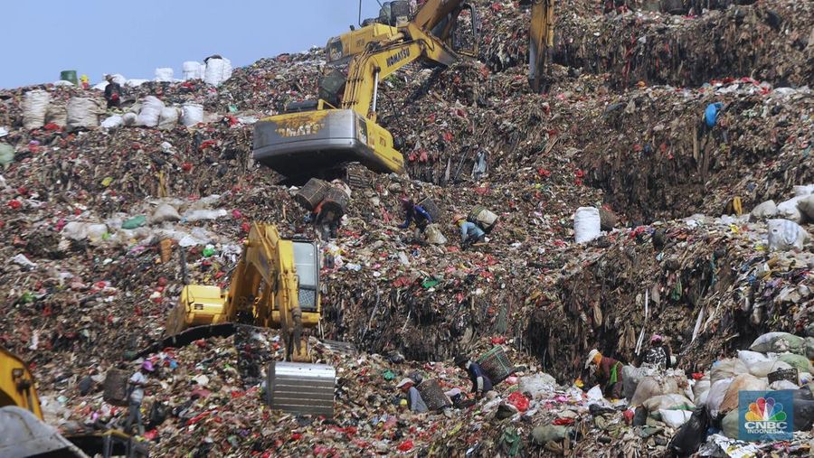 Tempat Pengelolaan Sampah Terpadu (TPST) Bantar Gebang, di Bekasi, Jawa Barat, Jumat (14/6/2024). (CNBC Indonesia/Muhammad Sabki)