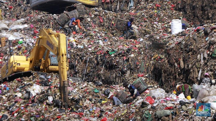 Tempat Pengelolaan Sampah Terpadu (TPST) Bantar Gebang, di Bekasi, Jawa Barat, Jumat (14/6/2024). (CNBC Indonesia/Muhammad Sabki)