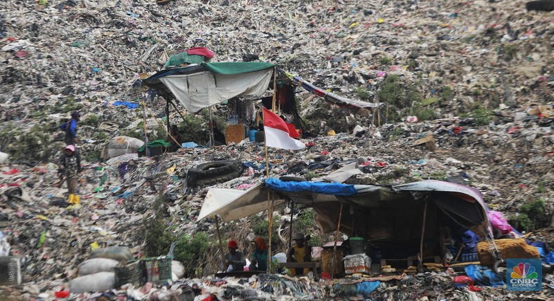 Tempat Pengelolaan Sampah Terpadu (TPST) Bantar Gebang, di Bekasi, Jawa Barat, Jumat (14/6/2024). (CNBC Indonesia/Muhammad Sabki)