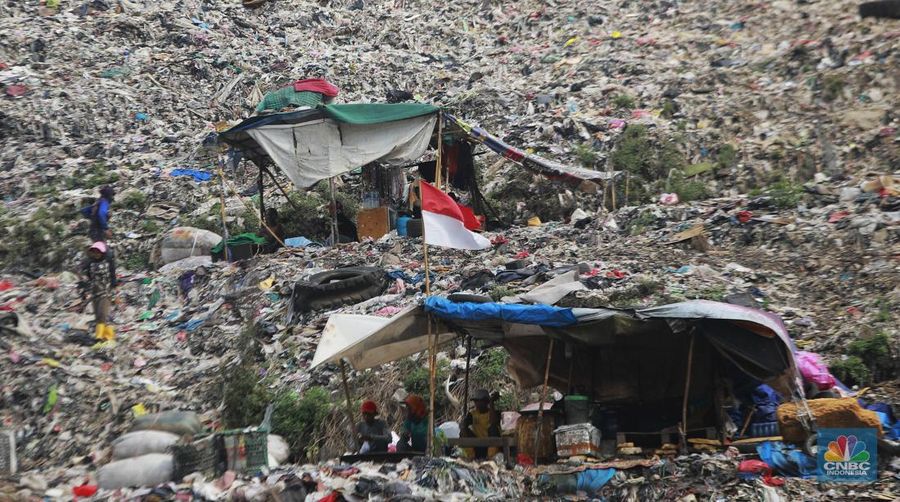 Tempat Pengelolaan Sampah Terpadu (TPST) Bantar Gebang, di Bekasi, Jawa Barat, Jumat (14/6/2024). (վ/Muhammad Sabki)