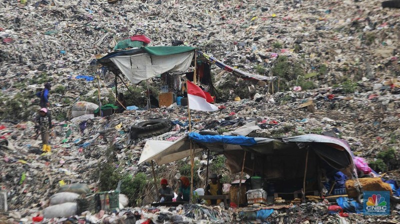 Tempat Pengelolaan Sampah Terpadu (TPST) Bantar Gebang, di Bekasi, Jawa Barat, Jumat (14/6/2024). (վ/Muhammad Sabki)