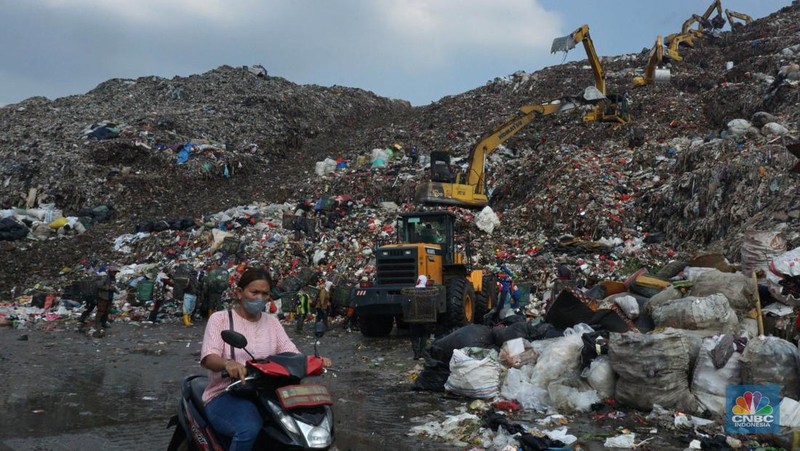 Tempat Pengelolaan Sampah Terpadu (TPST) Bantar Gebang, di Bekasi, Jawa Barat, Jumat (14/6/2024). (վ/Muhammad Sabki)