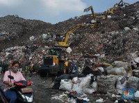 Bakal Dipindah ke Pulau, Potret 'Gunung' Sampah DKI Terbesar di RI
