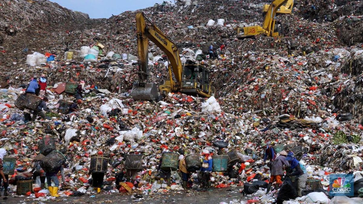 TPA Bantargebang Bekasi yang melampaui kapasitas