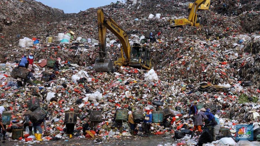 Tempat Pengelolaan Sampah Terpadu (TPST) Bantar Gebang, di Bekasi, Jawa Barat, Jumat (14/6/2024). (CNBC Indonesia/Muhammad Sabki)