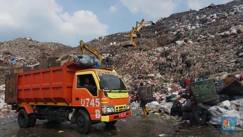Tempat Pengelolaan Sampah Terpadu (TPST) Bantar Gebang, di Bekasi, Jawa Barat, Jumat (14/6/2024). (վ/Muhammad Sabki)