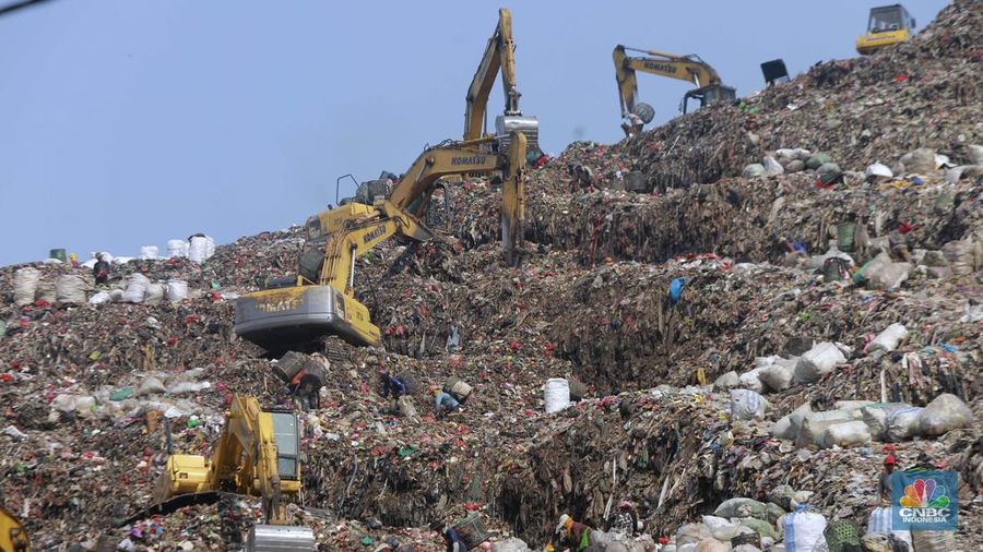 Tempat Pengelolaan Sampah Terpadu (TPST) Bantar Gebang, di Bekasi, Jawa Barat, Jumat (14/6/2024). (վ/Muhammad Sabki)