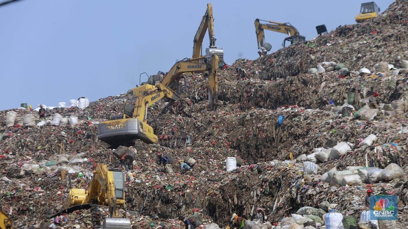 Tempat Pengelolaan Sampah Terpadu (TPST) Bantar Gebang, di Bekasi, Jawa Barat, Jumat (14/6/2024). (վ/Muhammad Sabki)