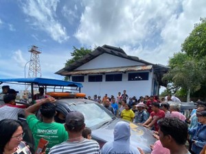 Korban Erupsi Gunung Ruang Geruduk Gudang Logistik, Desak Bantuan Disalurkan