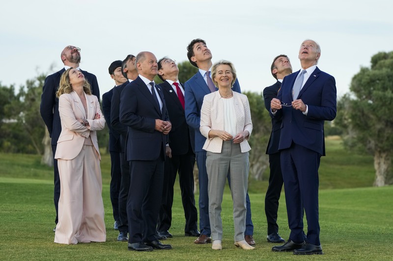 Dari kanan, Presiden AS Joe Biden, Presiden Prancis Emmanuel Macron, Presiden Komisi Eropa Ursula von der Leyen, Perdana Menteri Kanada Justin Trudeau, Perdana Menteri Jepang Fumio Kishida, Kanselir Jerman Olaf Scholz, Perdana Menteri Inggris Rishi Sunak, Perdana Menteri Italia Giorgia Meloni dan Presiden Dewan Eropa Charles Michel menonton demo terjun payung saat KTT para pemimpin dunia G7 di Borgo Egnazia, Italia, Kamis, 13 Juni 2024. Dari kanan, Presiden AS Joe Biden, Presiden Prancis Emmanuel Macron, Presiden Komisi Eropa Ursula von der Leyen, Perdana Menteri Kanada Justin Trudeau, Perdana Menteri Jepang Fumio Kishida, Kanselir Jerman Olaf Scholz, Perdana Menteri Inggris Rishi Sunak, Perdana Menteri Italia Giorgia Meloni dan Presiden Dewan Eropa Charles Michel menonton demo terjun payung saat KTT para pemimpin dunia G7 di Borgo Egnazia, Italia, Kamis, 13 Juni 2024. Para pemimpin Kelompok Tujuh negara-negara industri terkemuka mengalihkan perhatian mereka pada migrasi pada hari kedua KTT mereka Jumat. (AP Photo/Domenico Stinellis, File)