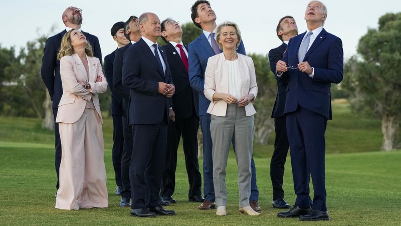 Dari kanan, Presiden AS Joe Biden, Presiden Prancis Emmanuel Macron, Presiden Komisi Eropa Ursula von der Leyen, Perdana Menteri Kanada Justin Trudeau, Perdana Menteri Jepang Fumio Kishida, Kanselir Jerman Olaf Scholz, Perdana Menteri Inggris Rishi Sunak, Perdana Menteri Italia Giorgia Meloni dan Presiden Dewan Eropa Charles Michel menonton demo terjun payung saat KTT para pemimpin dunia G7 di Borgo Egnazia, Italia, Kamis, 13 Juni 2024. Para pemimpin Kelompok Tujuh negara-negara industri terkemuka mengalihkan perhatian mereka pada migrasi pada hari kedua KTT mereka Jumat. (AP Photo/Domenico Stinellis, File)