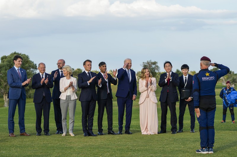 Dari kanan, Presiden AS Joe Biden, Presiden Prancis Emmanuel Macron, Presiden Komisi Eropa Ursula von der Leyen, Perdana Menteri Kanada Justin Trudeau, Perdana Menteri Jepang Fumio Kishida, Kanselir Jerman Olaf Scholz, Perdana Menteri Inggris Rishi Sunak, Perdana Menteri Italia Giorgia Meloni dan Presiden Dewan Eropa Charles Michel menonton demo terjun payung saat KTT para pemimpin dunia G7 di Borgo Egnazia, Italia, Kamis, 13 Juni 2024. Dari kanan, Presiden AS Joe Biden, Presiden Prancis Emmanuel Macron, Presiden Komisi Eropa Ursula von der Leyen, Perdana Menteri Kanada Justin Trudeau, Perdana Menteri Jepang Fumio Kishida, Kanselir Jerman Olaf Scholz, Perdana Menteri Inggris Rishi Sunak, Perdana Menteri Italia Giorgia Meloni dan Presiden Dewan Eropa Charles Michel menonton demo terjun payung saat KTT para pemimpin dunia G7 di Borgo Egnazia, Italia, Kamis, 13 Juni 2024. Para pemimpin Kelompok Tujuh negara-negara industri terkemuka mengalihkan perhatian mereka pada migrasi pada hari kedua KTT mereka Jumat. (AP Photo/Domenico Stinellis, File)